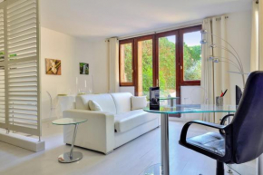 Design flat with private garden close to the Palace of Versailles Welkeys